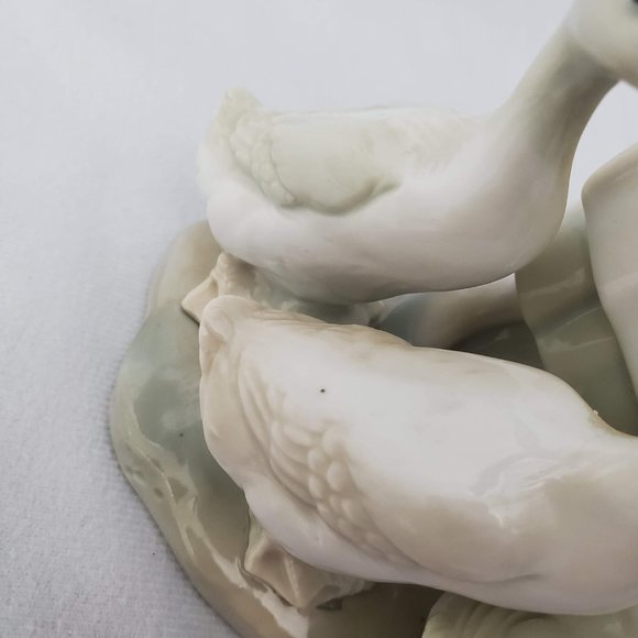 Vintage Ardalt Lenwile Girl Feeding Ducks Porcelain Figure Handpainted #7362 - Picture 7 of 8